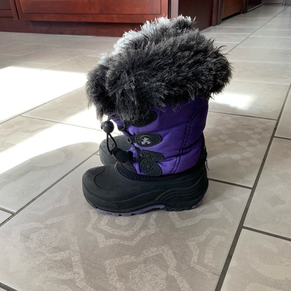 Toddler girls size 9 snowboots - Picture 2 of 3